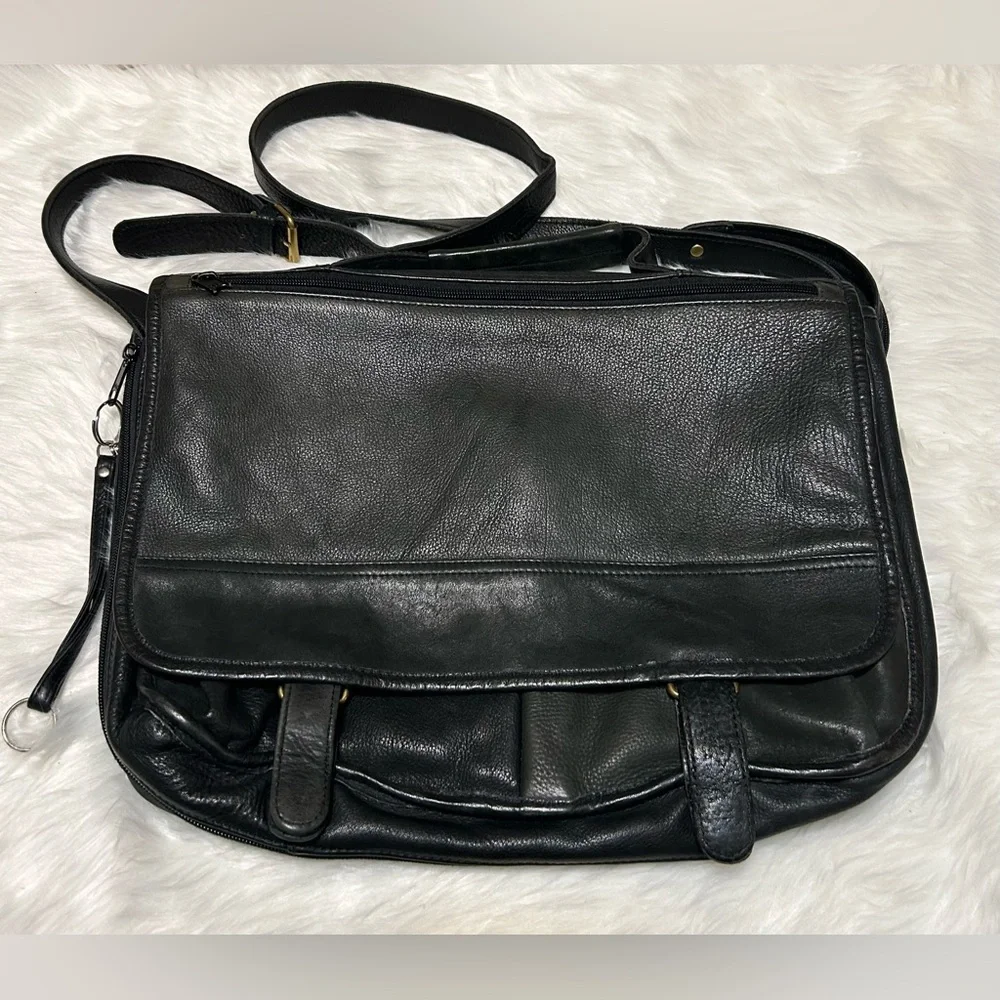 Vintage Wilson’s Black Leather Expandable Messenger Bag